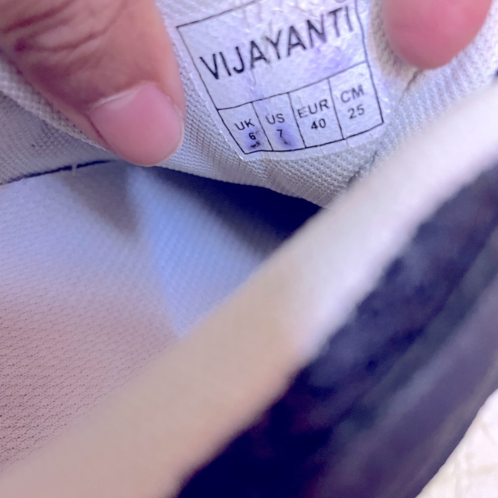 Vijayanti Badminton Shoes in Size UK 6 black colour - Picture 6 of 6